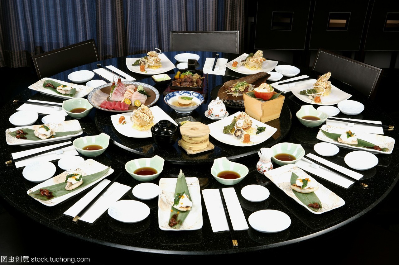 nobody,春节,中国新年,美食,食品,准备,茶碟,彩色图片,传统文化,布置,浸,桌子,饮食,喜庆,large group of objects,cuisine,placement,大群的对象,many objects,大量物体,摄影,影像,彩色,静物,调味汁,蘸料,椅子,白天,碗,室内,无人,大量,数码,食物和饮料产业,盘子,中国文化,餐桌,横图,水平构图,圆桌,中餐,餐厅,digital,筷子,series,table,creative series,color image,餐饮,still lif
